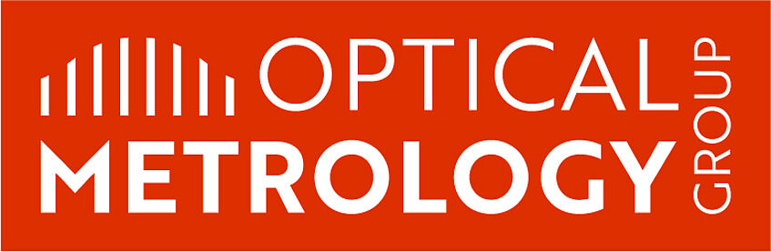 Das Bild zeigt das Logo der Optical Metrology Group. Auf rotem Hintergrund sieht man in weißer Schrift den Namen der Gruppe. Links im Bild ist ein stilisierter Frequenzkamm abgebildet.